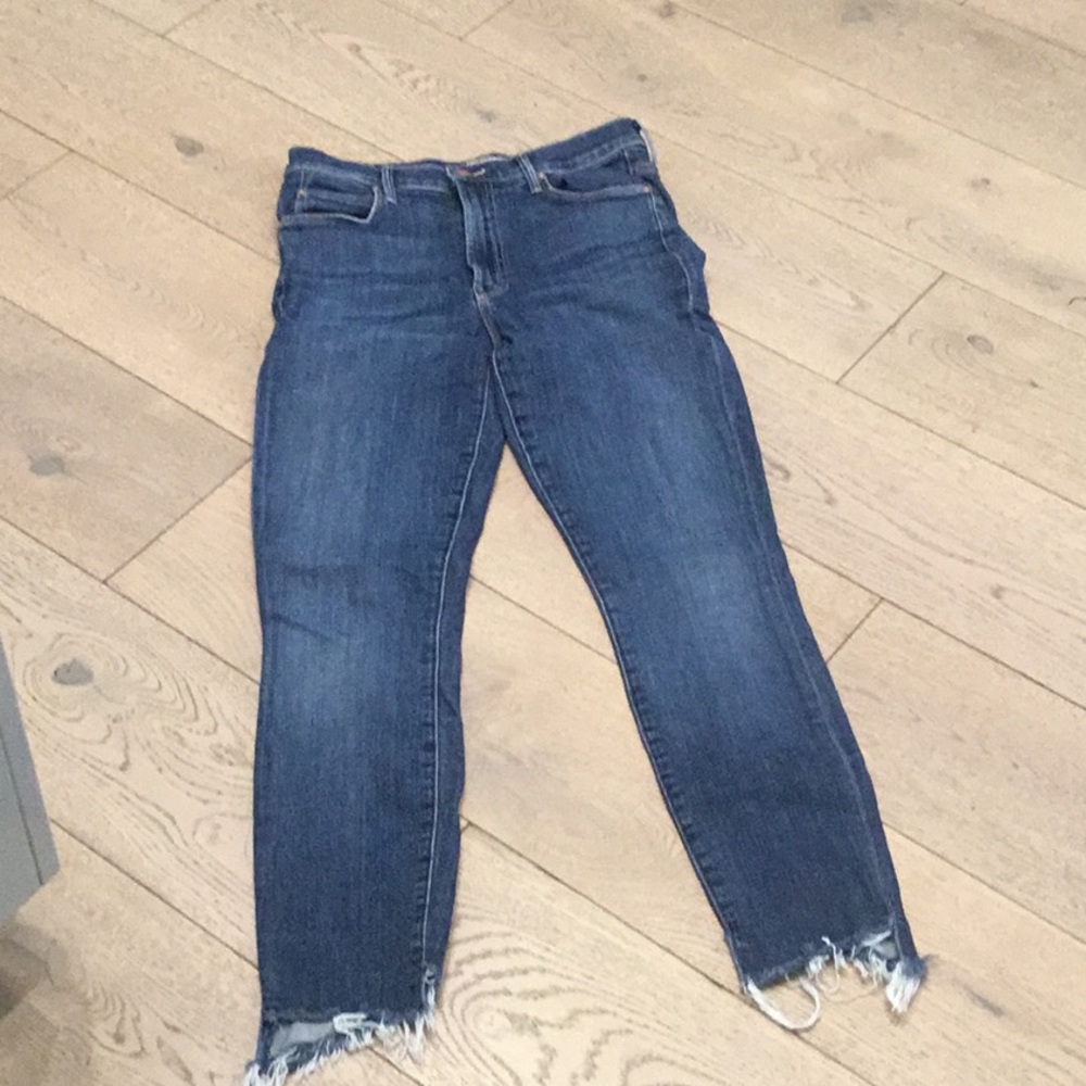 Woman’s MOTHER Stunner Zip Two Step Fray jean. Size 28. Darker wash.